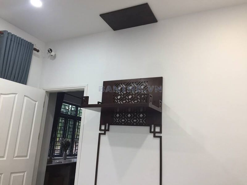 Hình ảnh thực tế mẫu bàn thờ hiện đại màu nầu trầm với đường nét hoa văn tinh tế, cuốn hút mọi ánh nhìn.