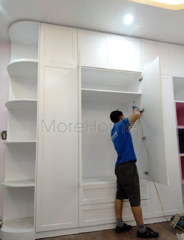 Mẫu tủ quần áo gỗ cao cấp sang trọng với thiết kế kịch trần, kết hợp kệ trang trí bên ngoài để nhiều gia chủ yêu thích và đặt hàng tại MoreHome